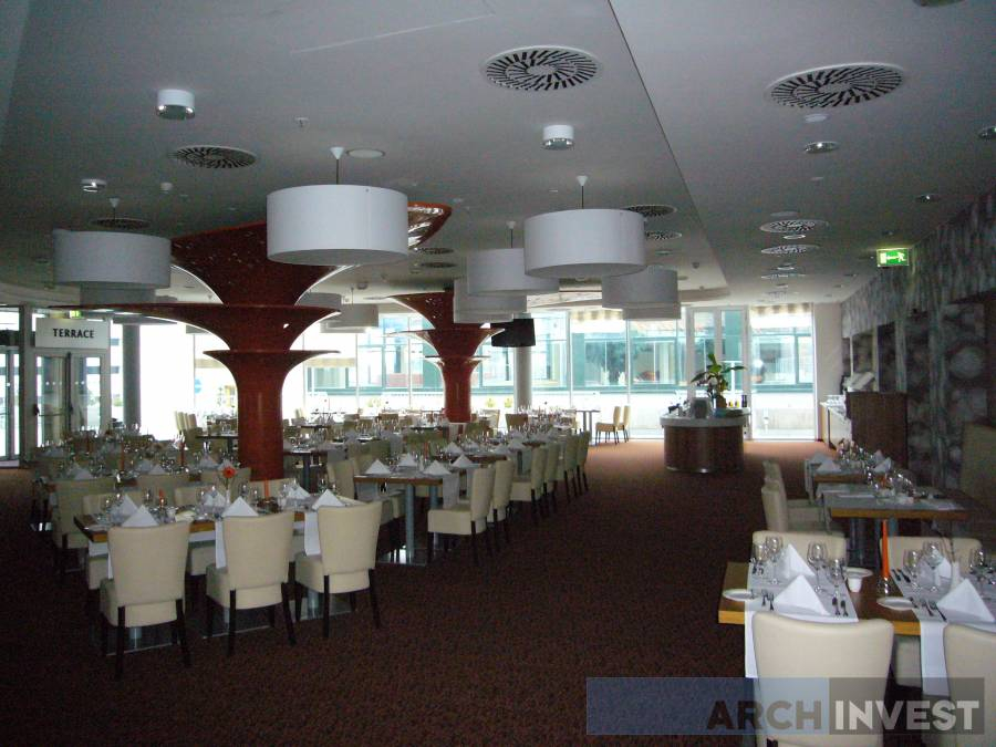 Obchodní a zábavní centrum Čestlice - Hotel AQUA